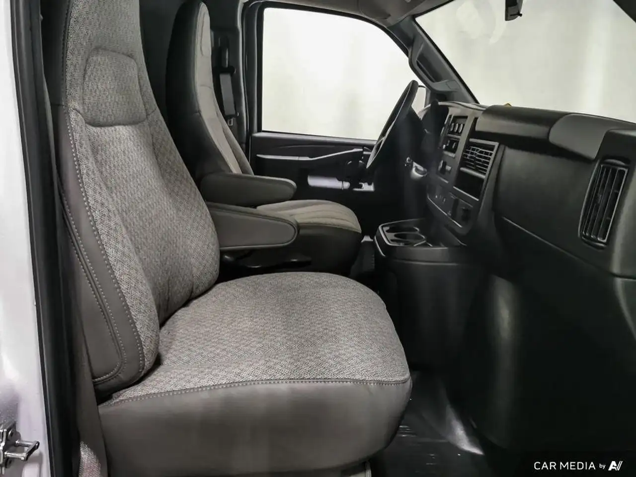 GMC Savana снимка GMC Savana