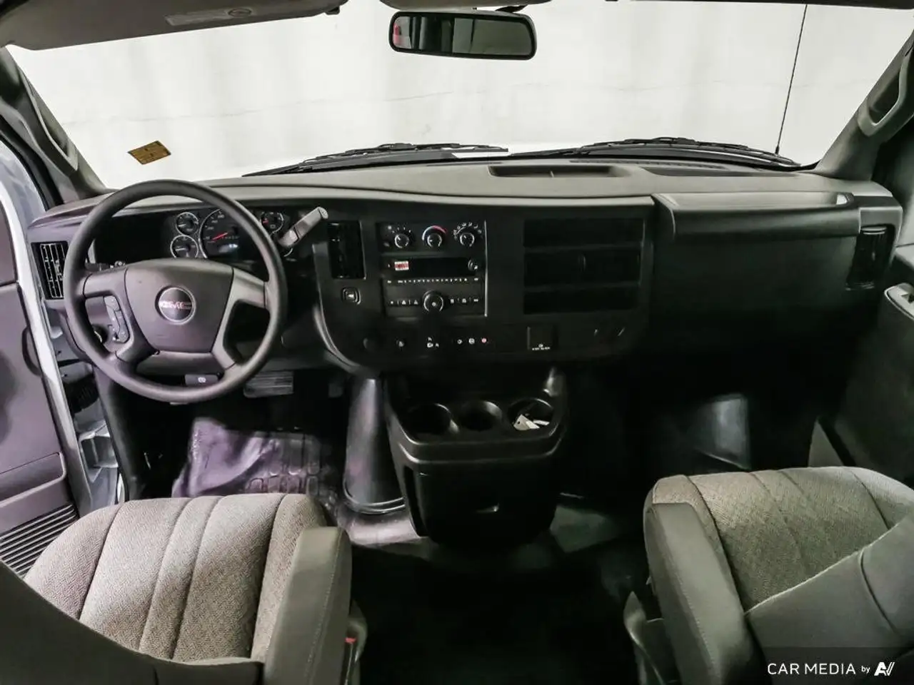 GMC Savana снимка GMC Savana