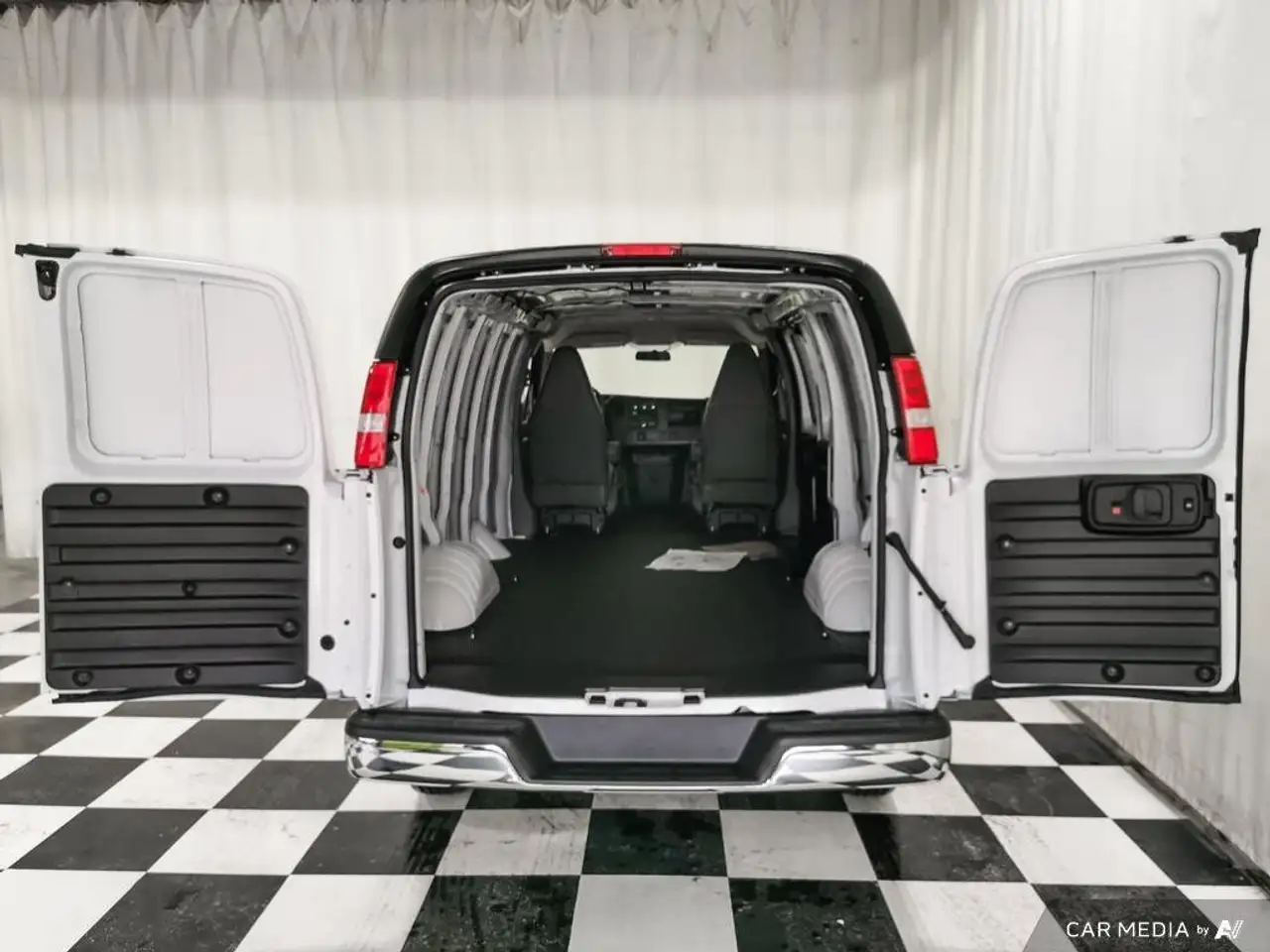 GMC Savana снимка GMC Savana