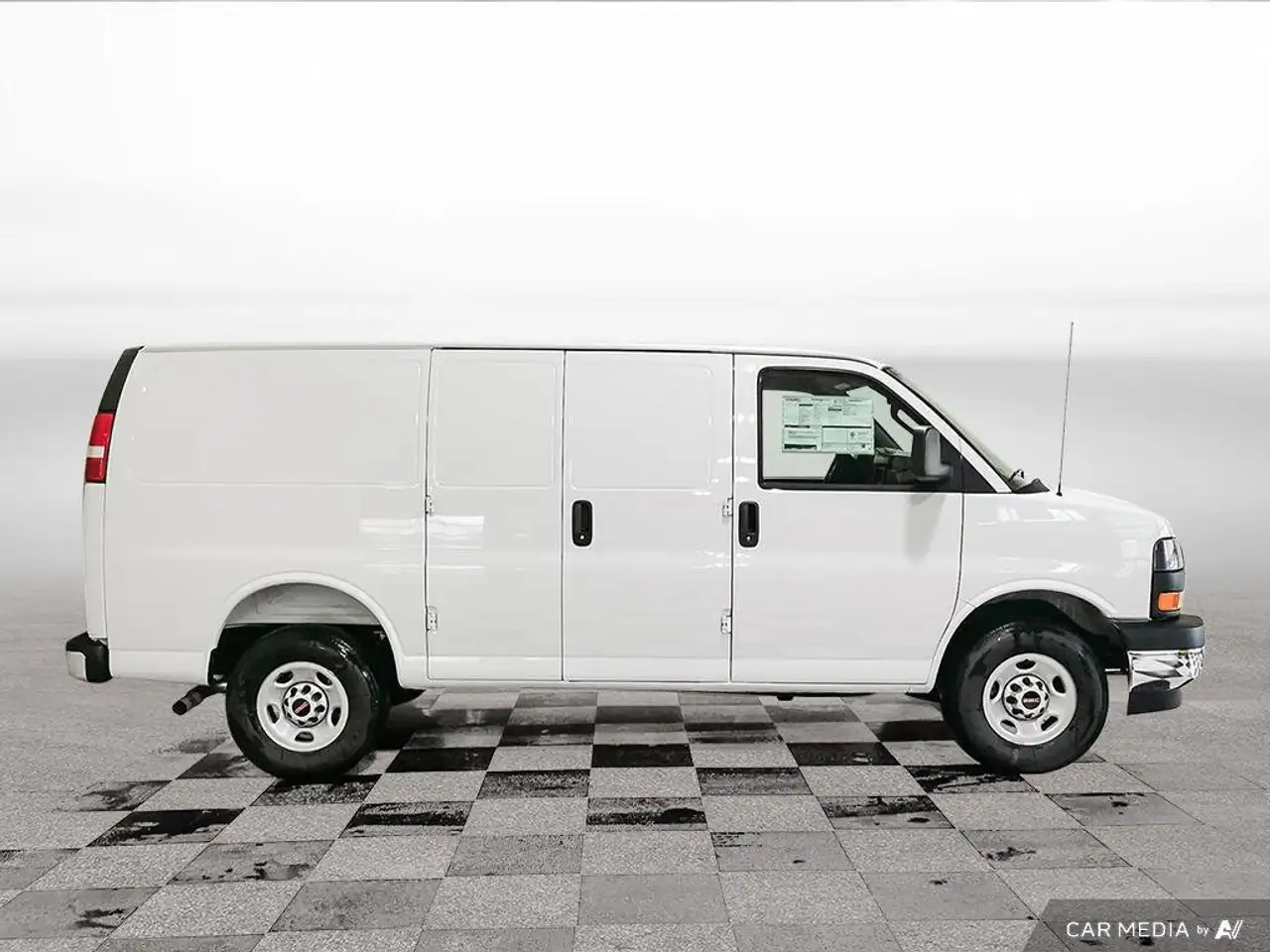 GMC Savana снимка GMC Savana
