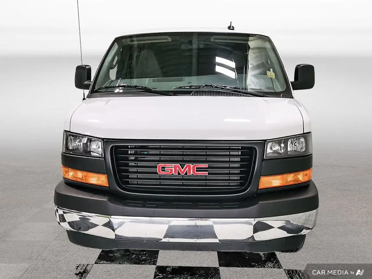GMC Savana снимка GMC Savana