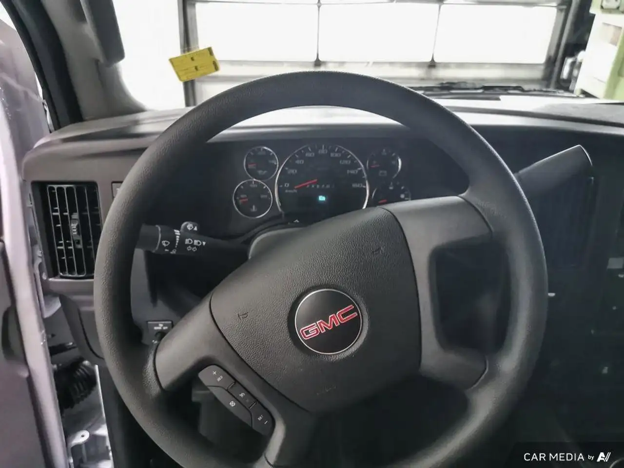 GMC Savana снимка GMC Savana