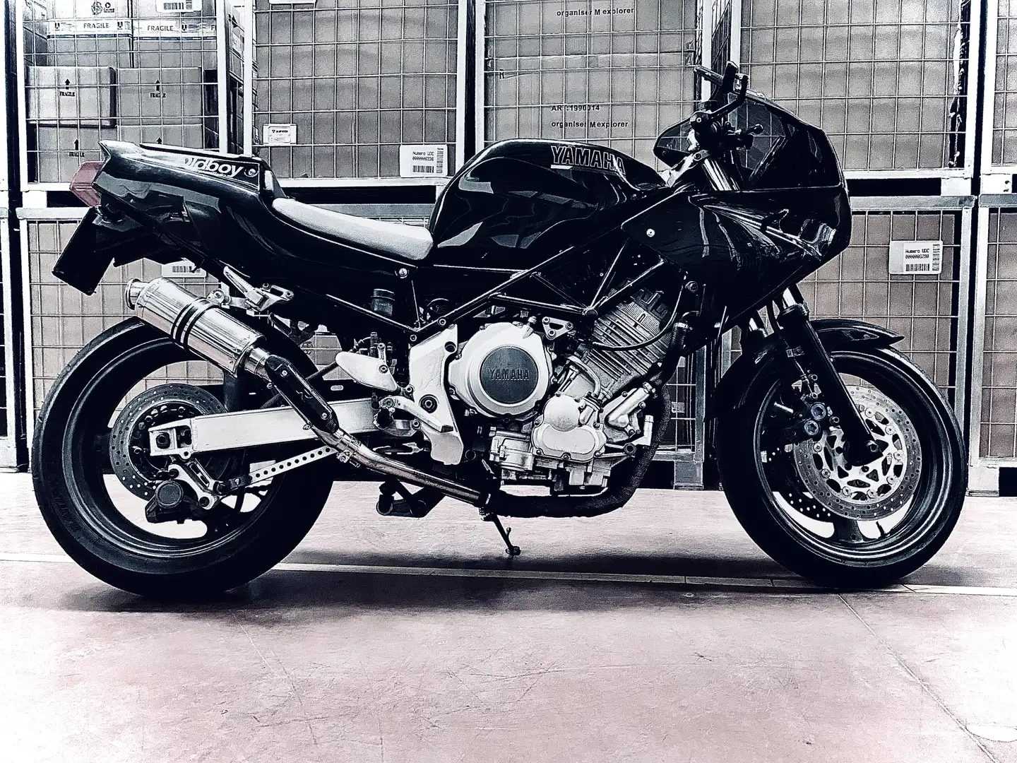 Yamaha TRX 850 black met Zwart - 1