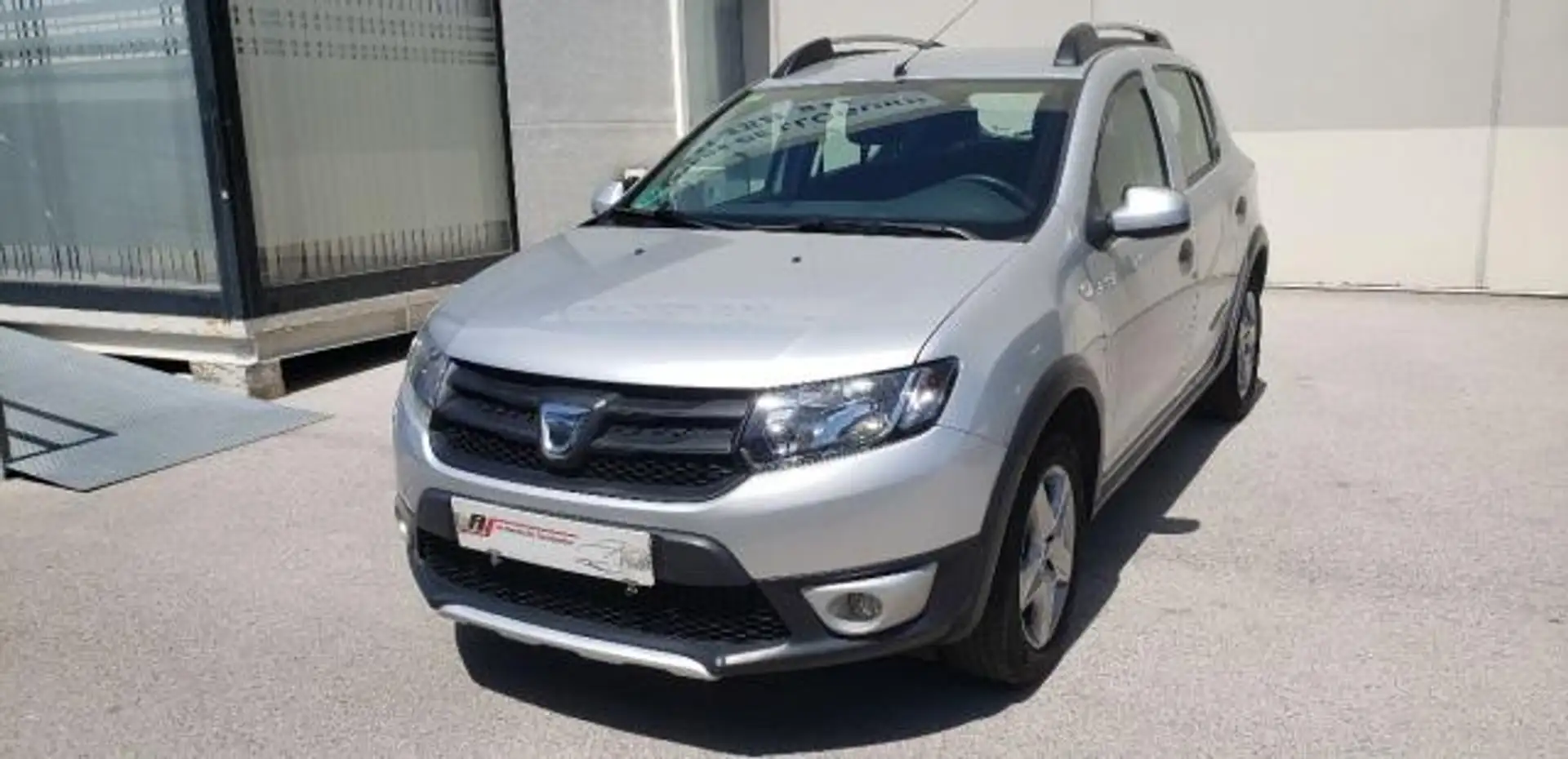 Dacia Sandero 0.9 TCE Stepway 90 Plateado - 1