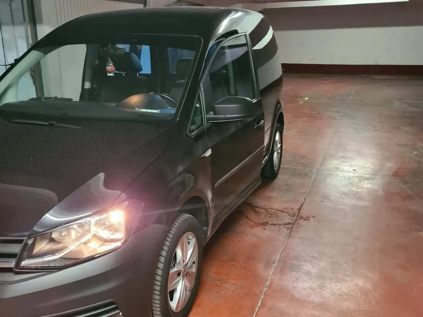 Volkswagen Caddy 1.4 TSI DSG Zwart - 1