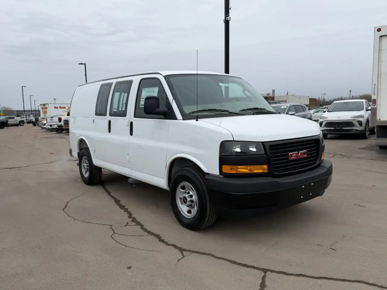 GMC Savana снимка GMC Savana