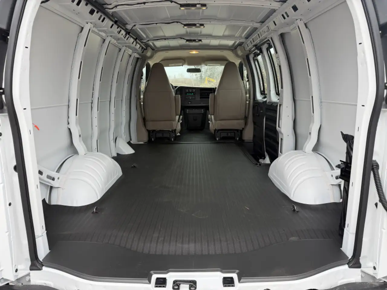 GMC Savana снимка GMC Savana