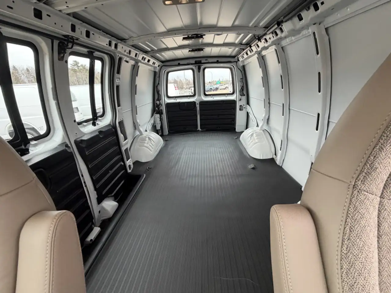 GMC Savana снимка GMC Savana