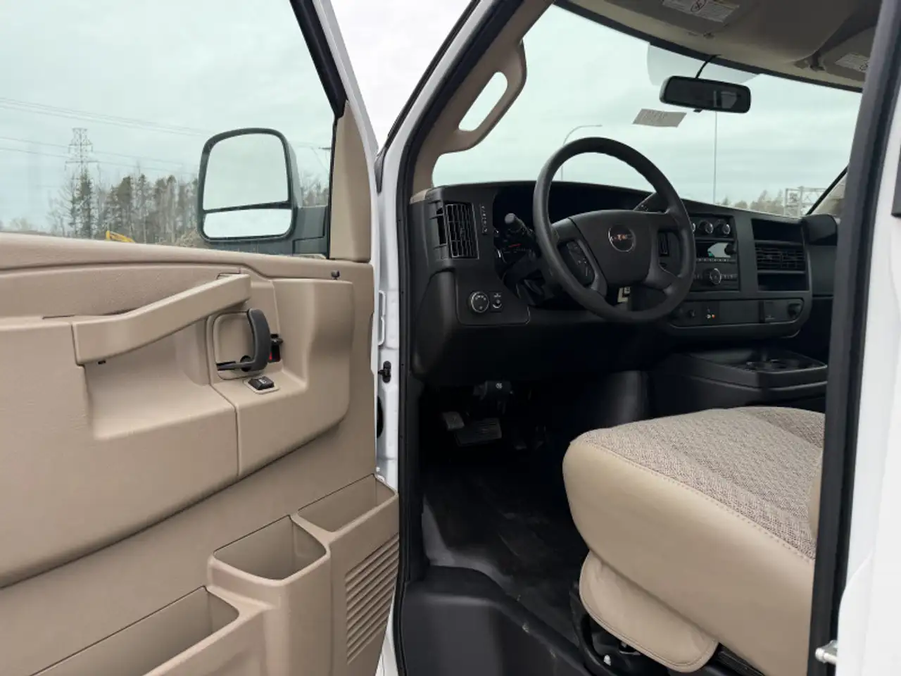 GMC Savana снимка GMC Savana