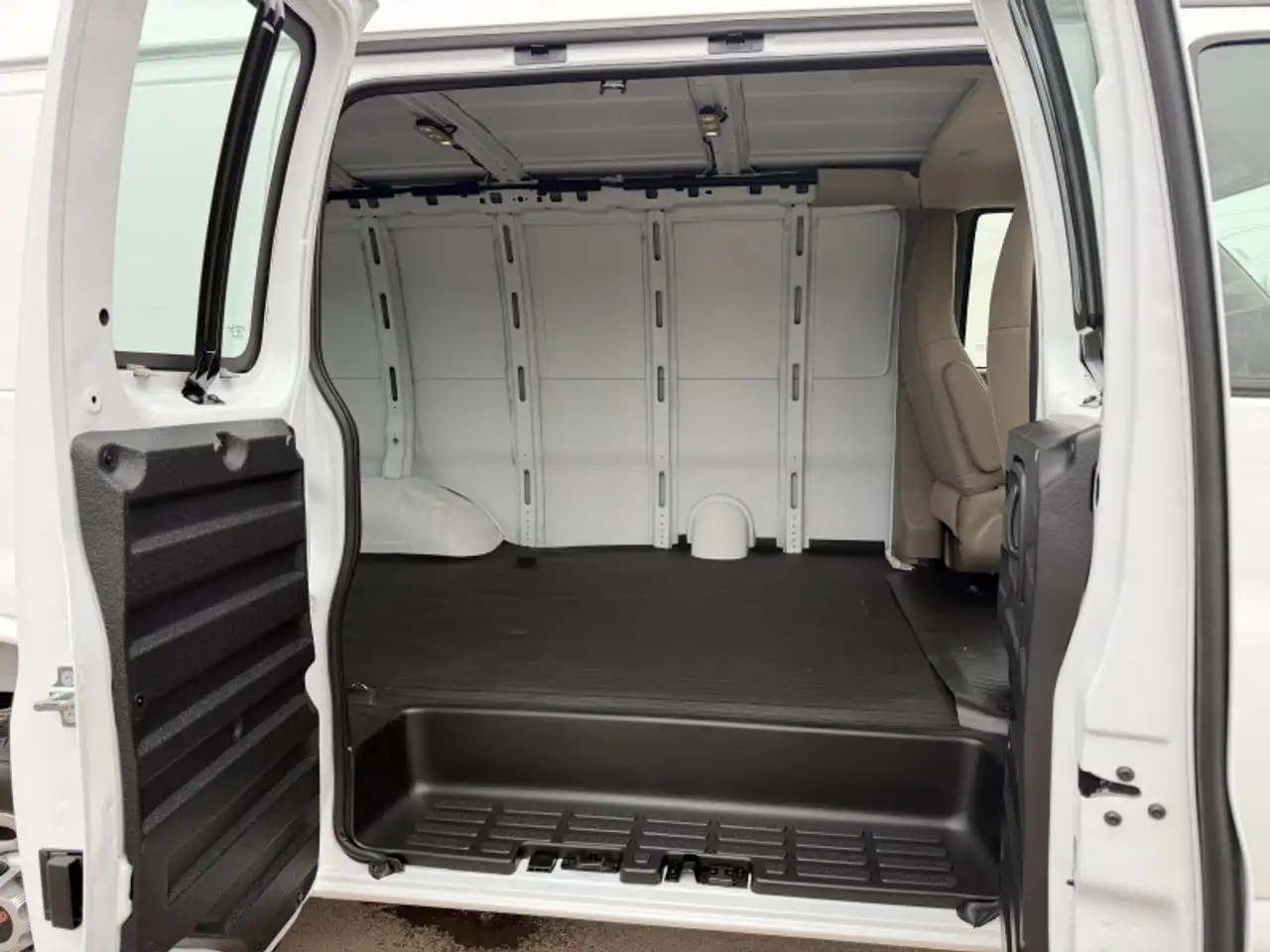GMC Savana снимка GMC Savana