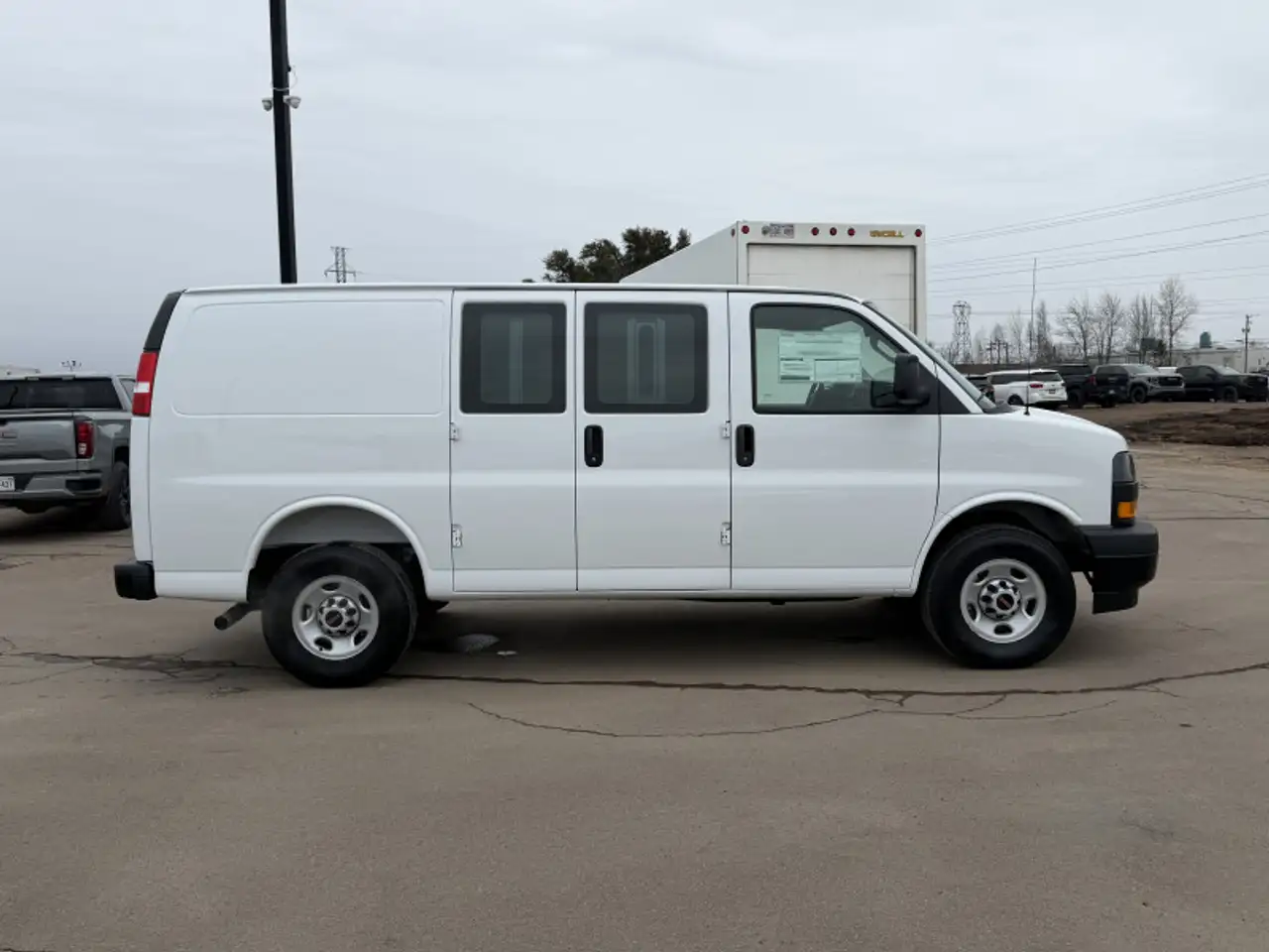 GMC Savana снимка GMC Savana