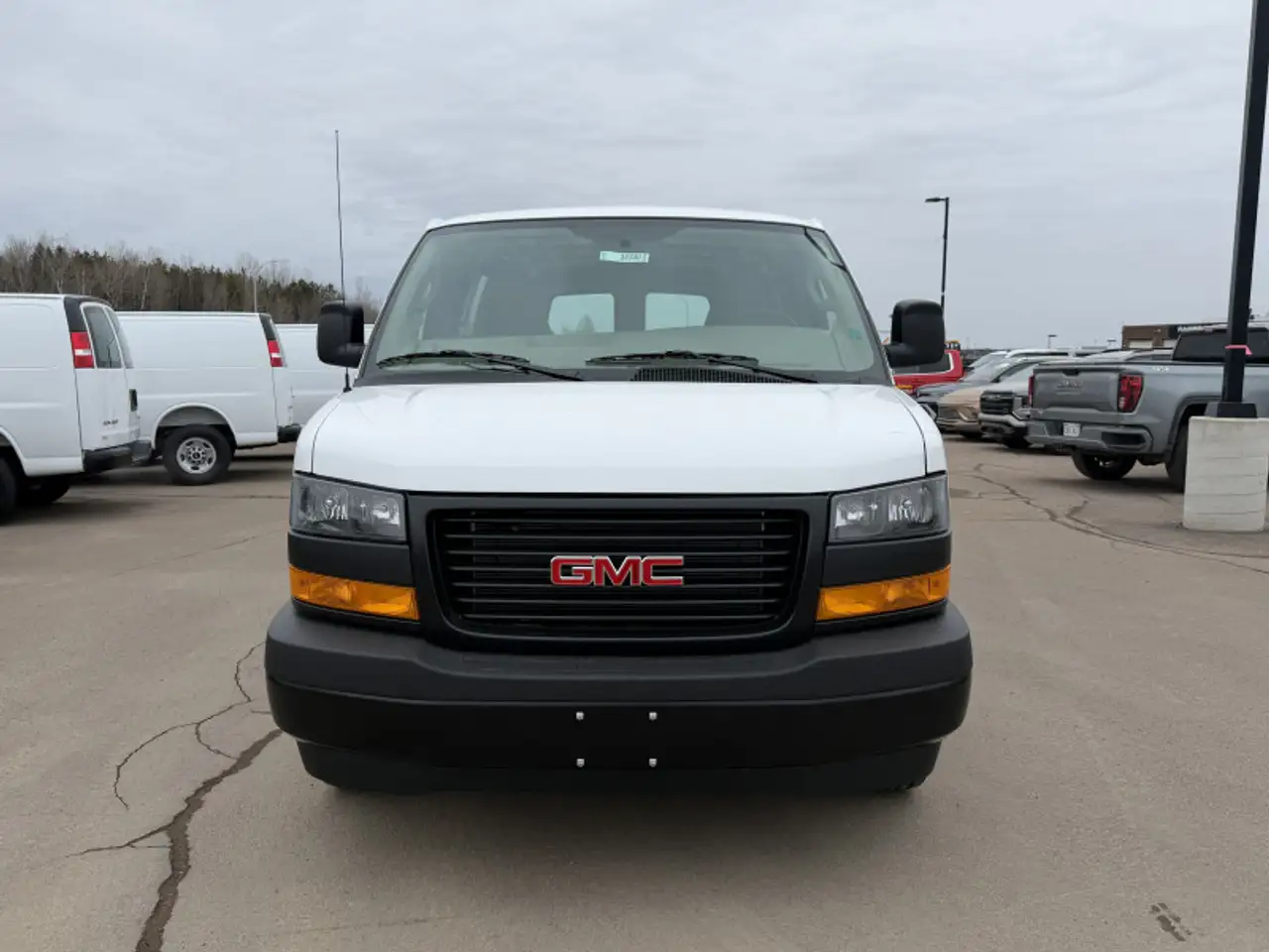 GMC Savana снимка GMC Savana