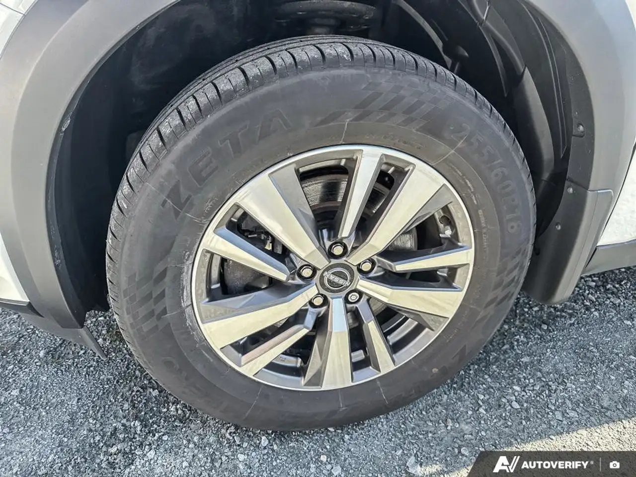 Nissan Pathfinder снимка Nissan Pathfinder