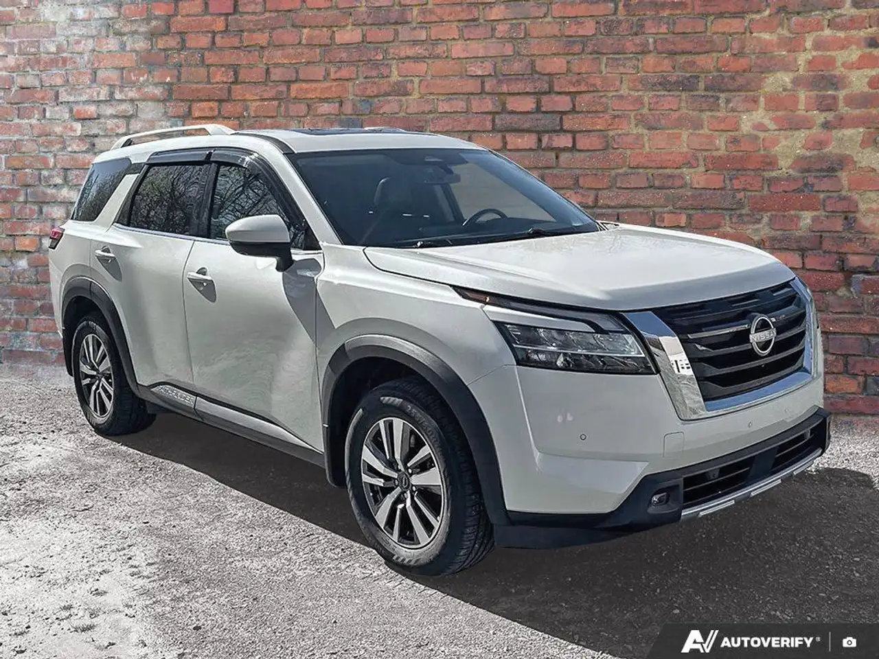 Nissan Pathfinder снимка Nissan Pathfinder