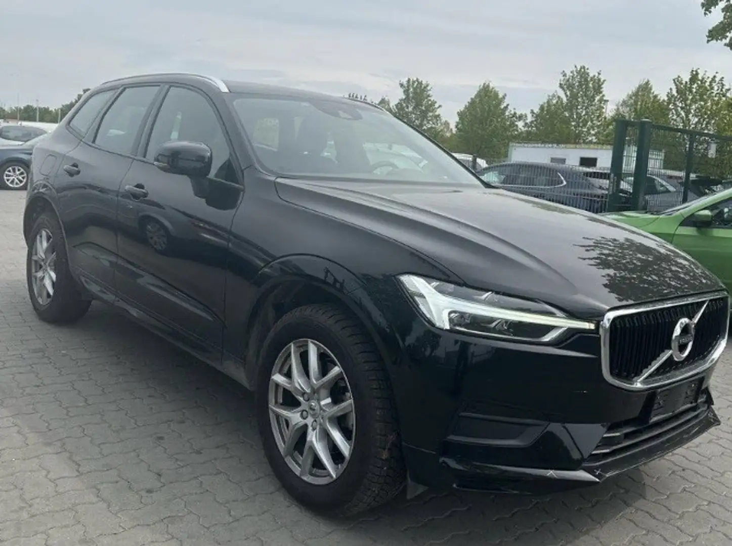 Volvo XC60 Momentum Schwarz - 1