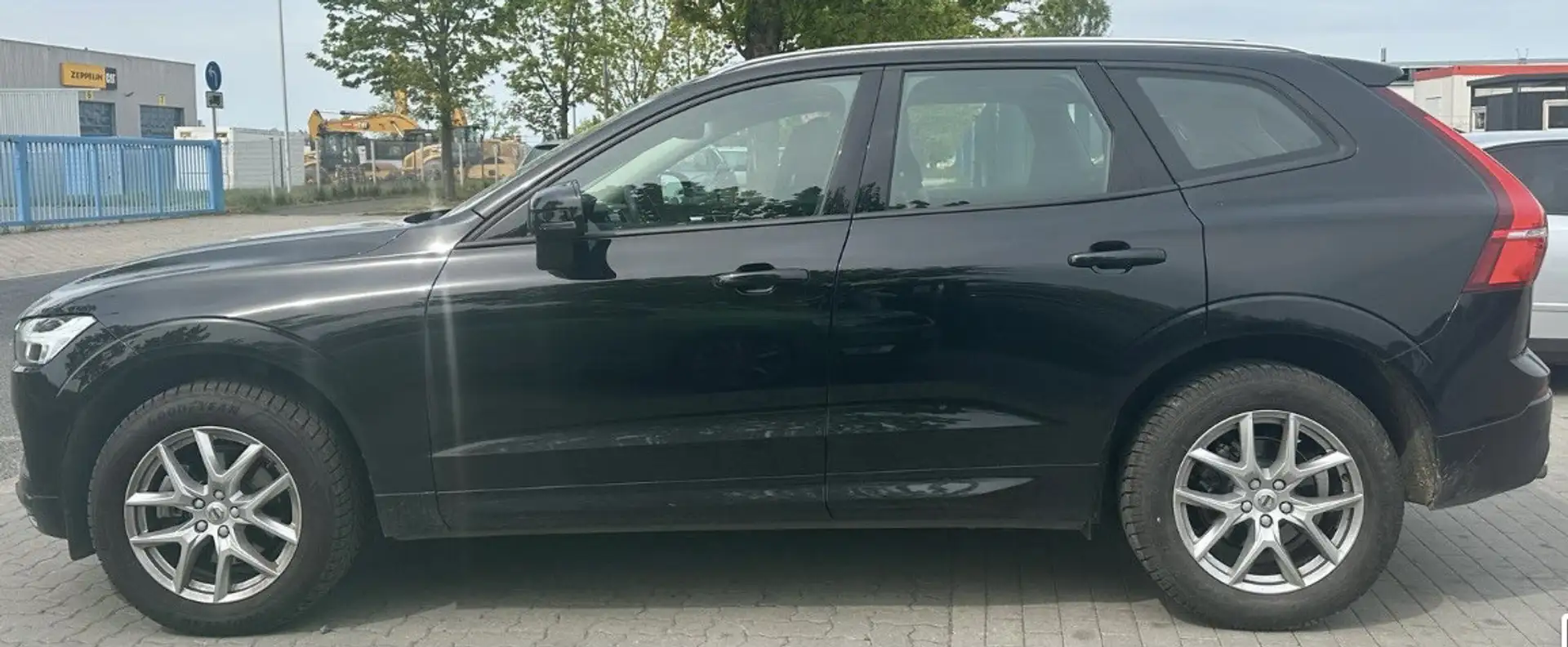 Volvo XC60 Momentum Schwarz - 2