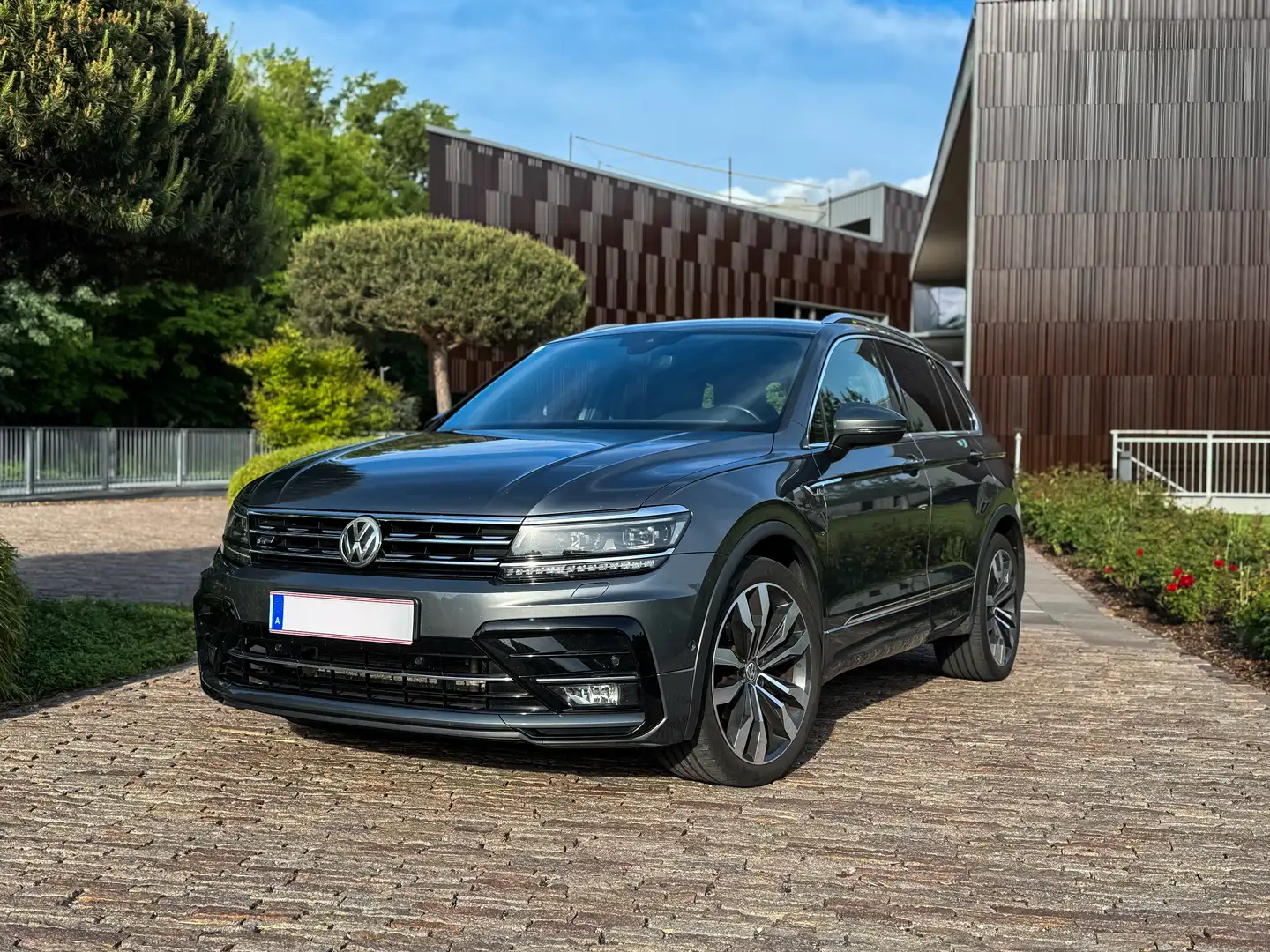 Volkswagen Tiguan 2,0 TDI SCR 4Motion Highline DSG Grau - 1