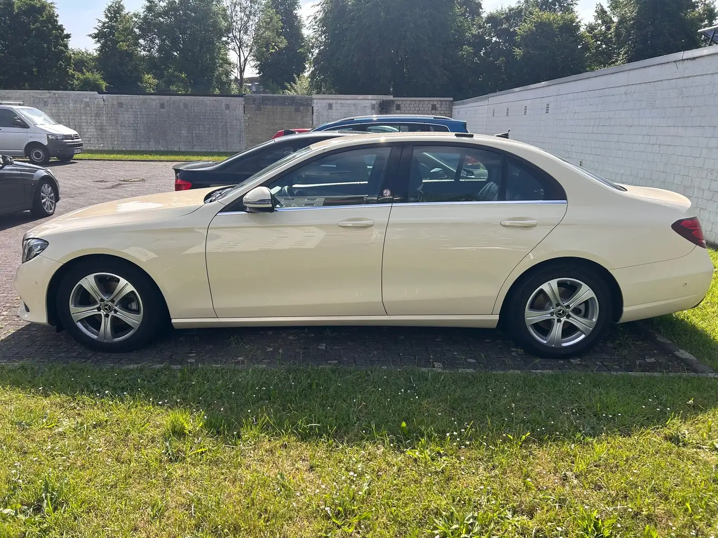 Mercedes-Benz E 200 E 200 d 9G-TRONIC Béžová - 2