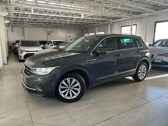 Volkswagen Tiguan view 2