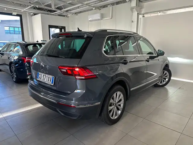 Volkswagen Tiguan view 4