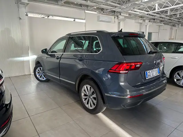 Volkswagen Tiguan view 3