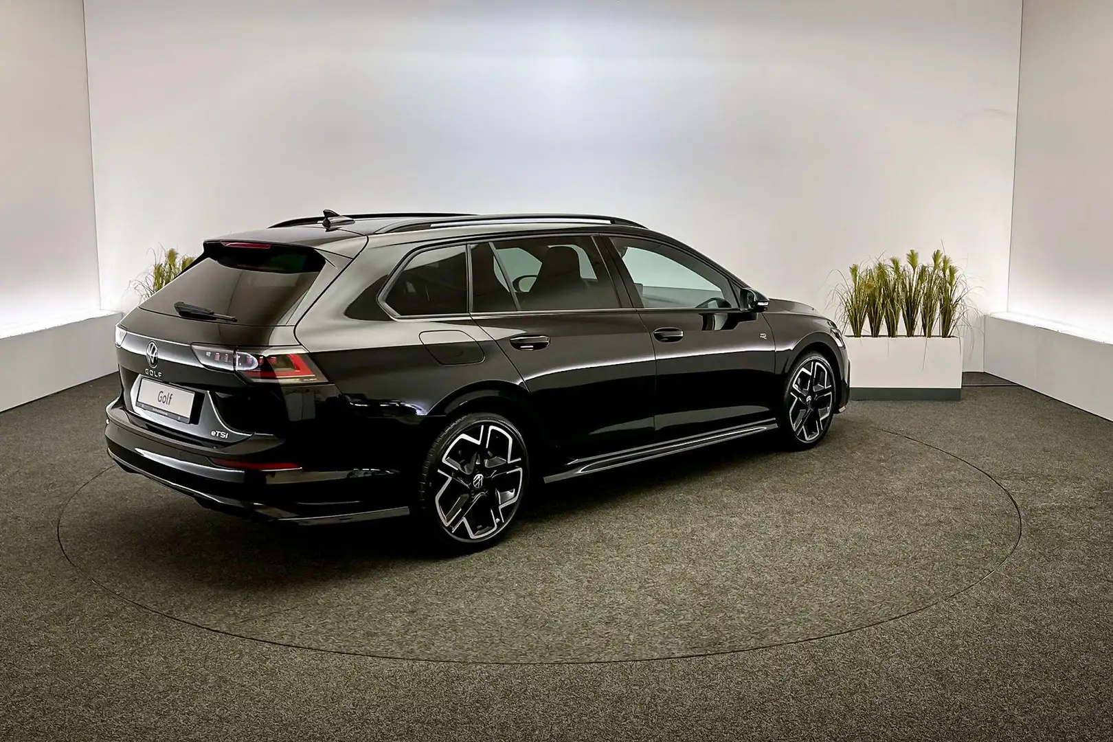 Volkswagen Golf Variant R-Line-Edition 1.5 eTSI 85 kW / 116 pk Variant 7 v Schwarz - 2