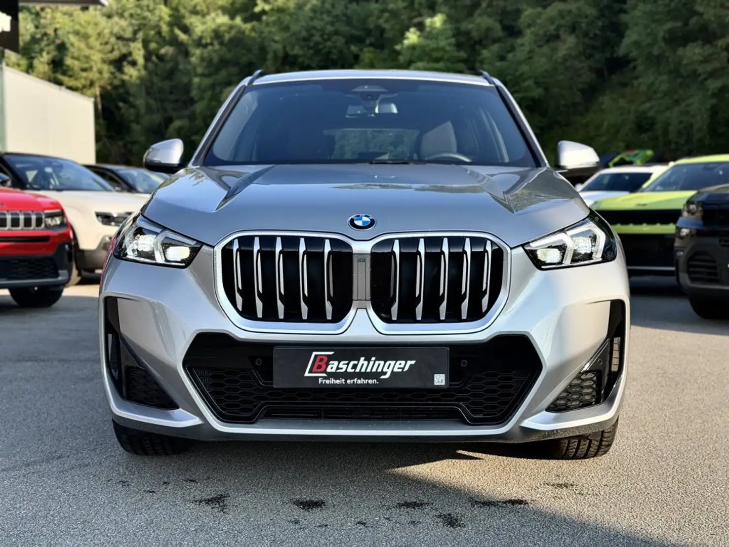 BMW X1 BMW X1 sDrive18i M-Paket Silber - 2