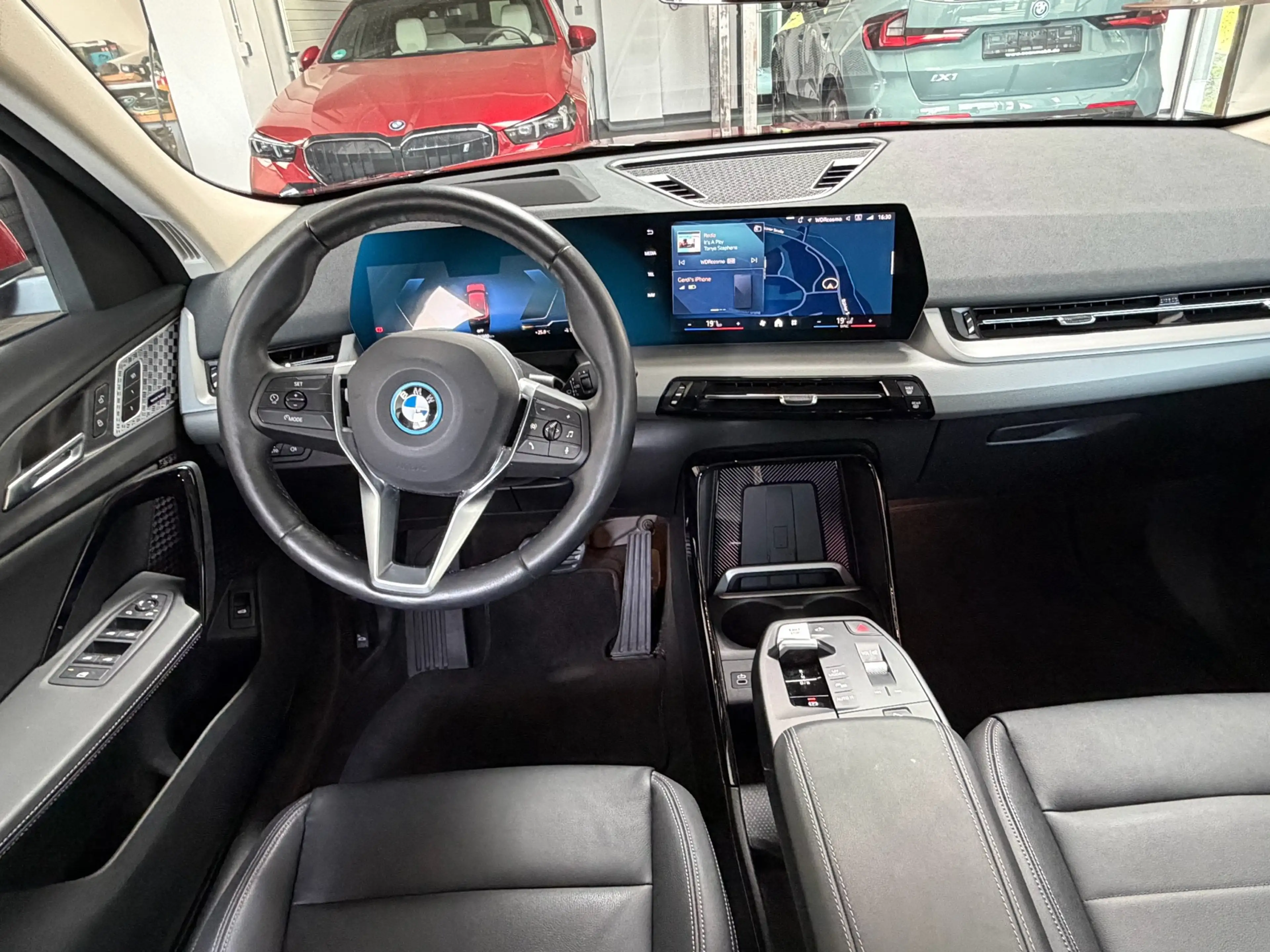 BMW iX2 30 xDrive  Leder Vernasca_Headup_AHK_el.Aktivsitz — photo 13