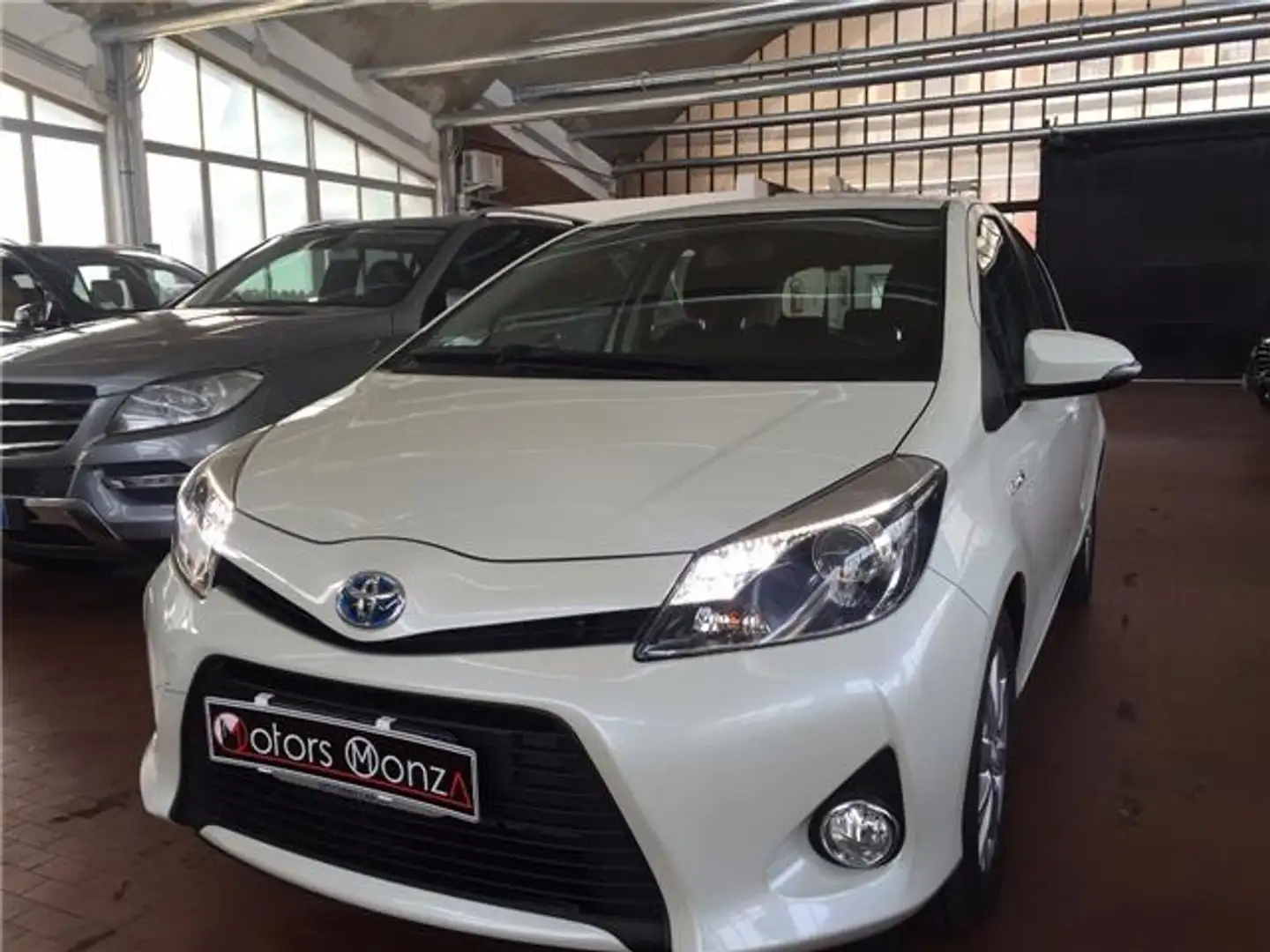 Toyota Yaris 1.5 Hybrid 5 porte Lounge Più- navi.telecamera Bianco - 1