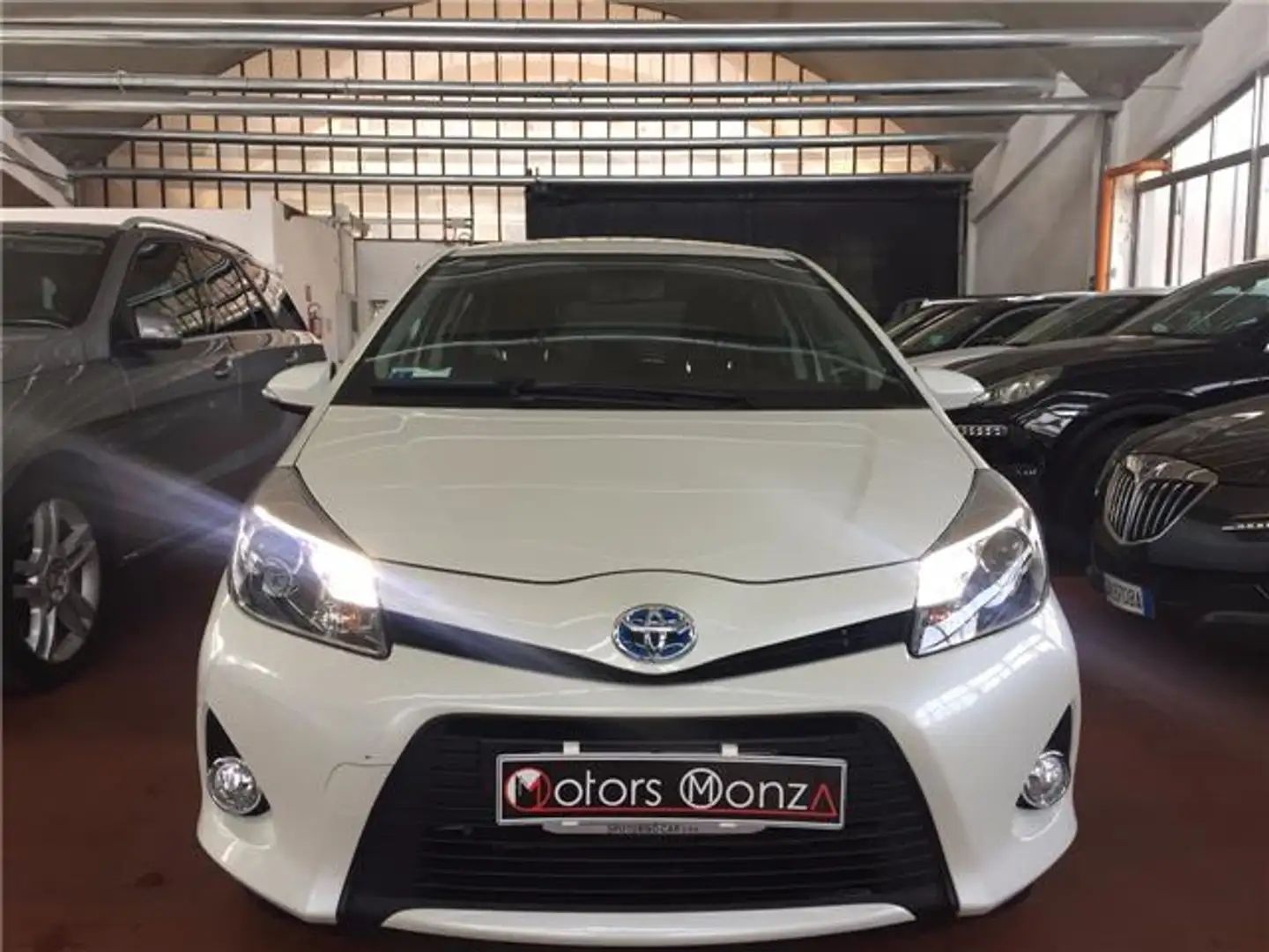Toyota Yaris 1.5 Hybrid 5 porte Lounge Più- navi.telecamera Bianco - 2
