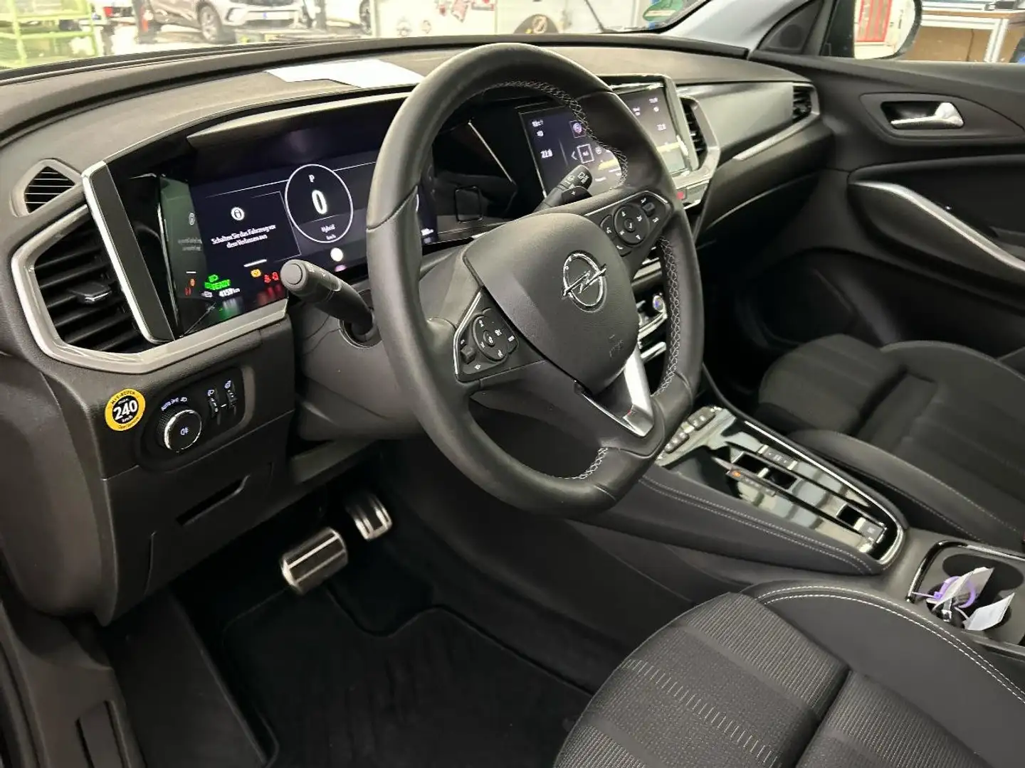 Opel Grandland Elegance Plug-in-Hybrid *Anhängerkupplung* Černá - 2