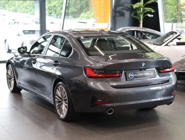 BMW 3 Series view 4