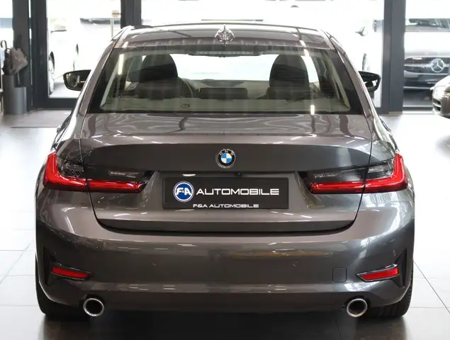 BMW 3 Series view 6