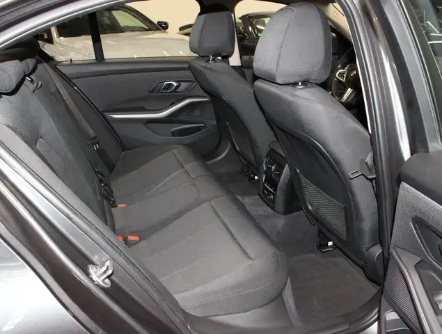 BMW 3 Series view 10