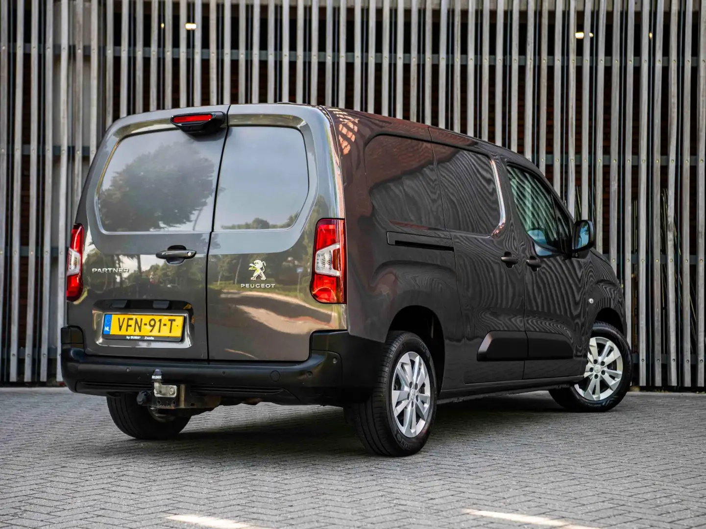 Peugeot Partner 1.5 HDi 130pk AUT. L2 Asphalt 3-Pers. |MARGE| VOL Grijs - 2