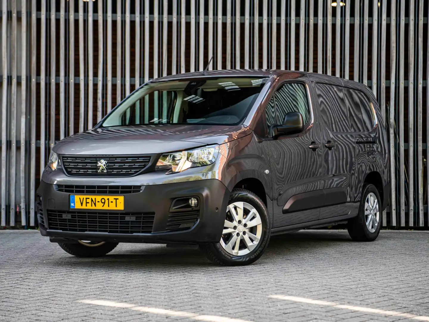 Peugeot Partner 1.5 HDi 130pk AUT. L2 Asphalt 3-Pers. |MARGE| VOL Grijs - 1