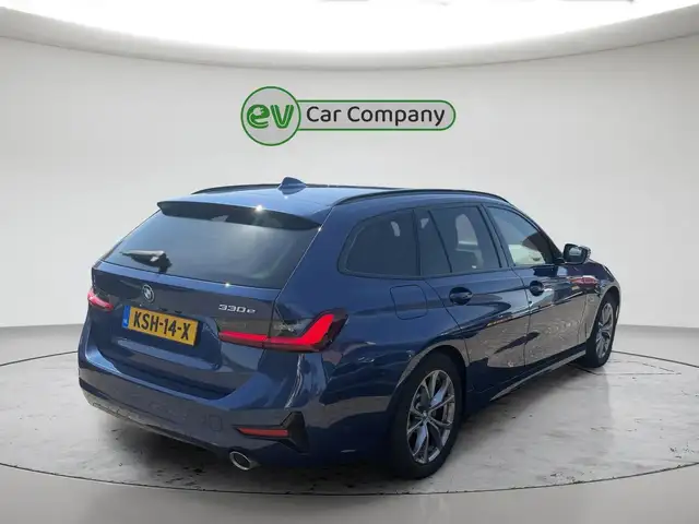 BMW 3 Series view 4