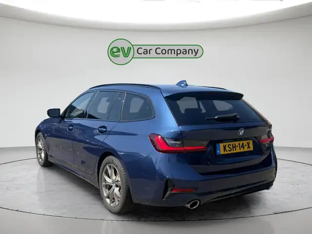 BMW 3 Series view 3
