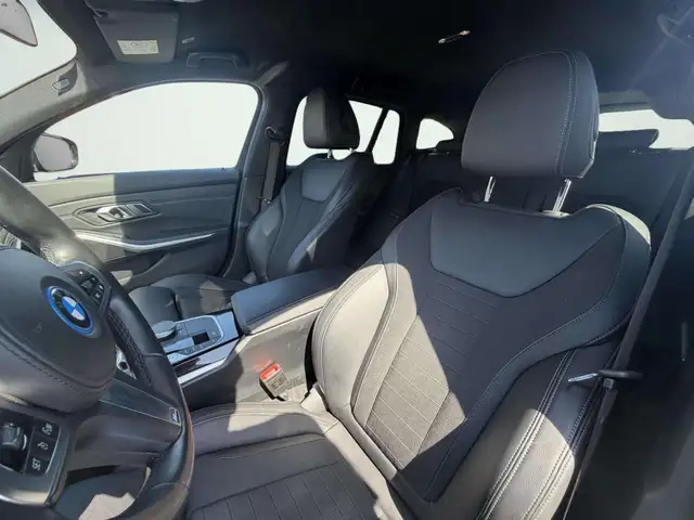 BMW 3 Series view 10