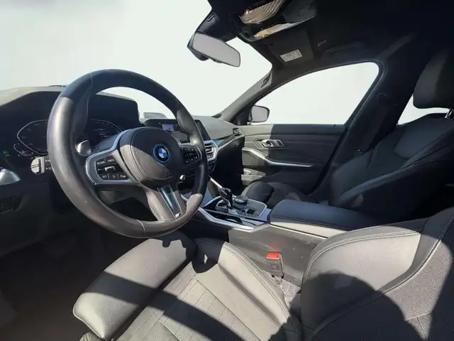 BMW 3 Series view 5