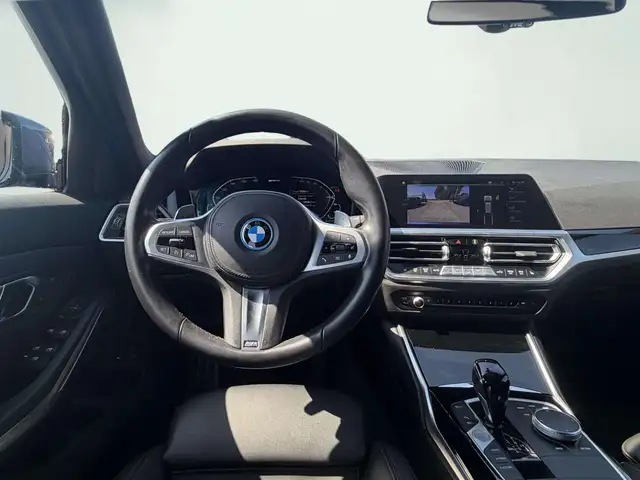 BMW 3 Series view 6