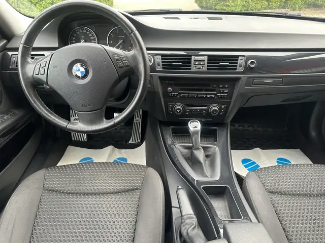 BMW 3 Series view 10