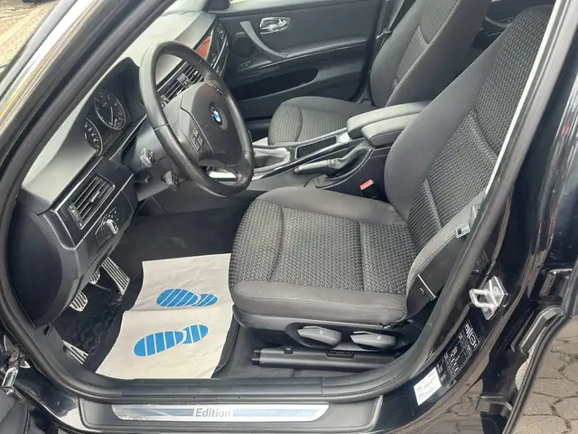 BMW 3 Series view 11