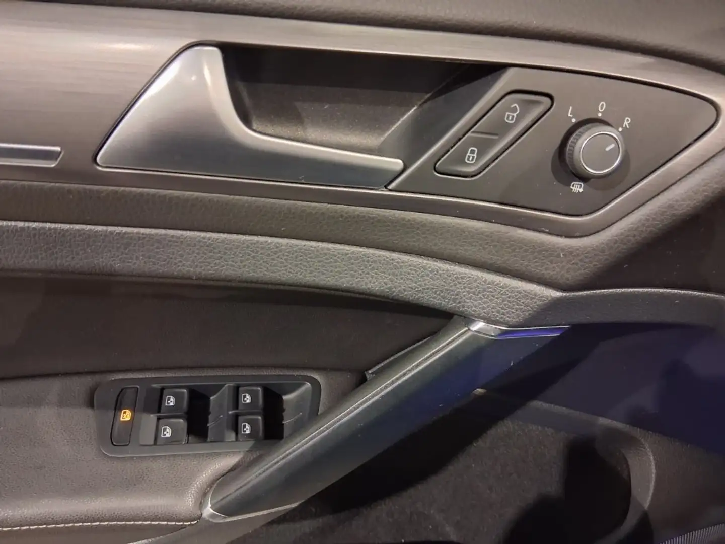 Volkswagen e-Golf Navi,LED,Leder Sportsitze,Rückfahrk.,ACC,ISOFIX Schwarz - 2