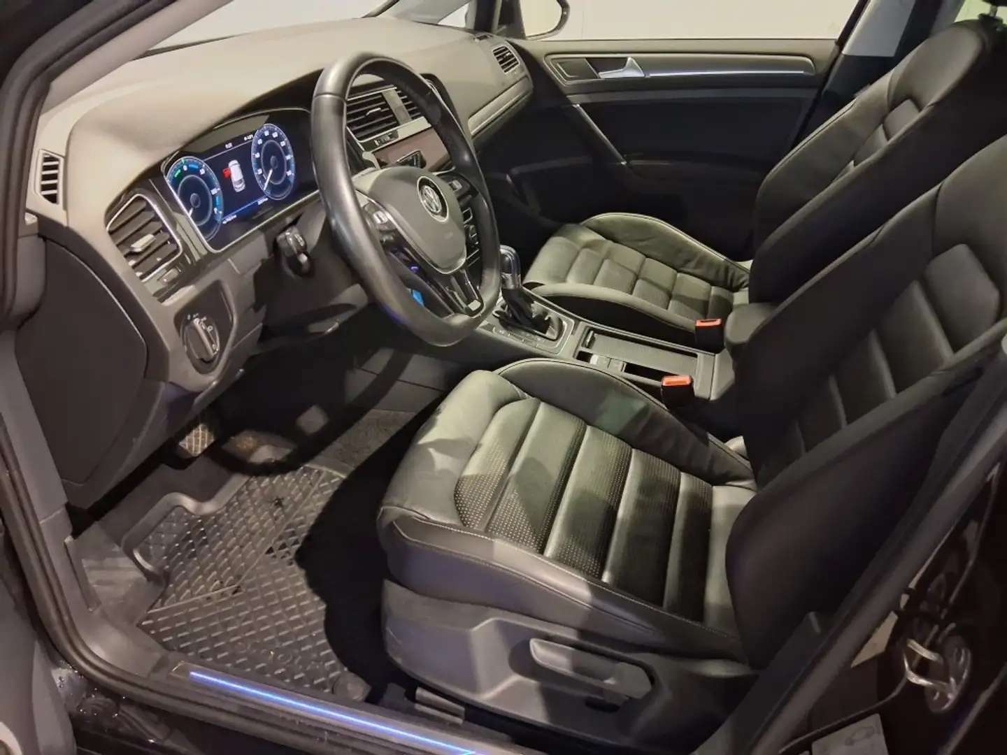 Volkswagen e-Golf Navi,LED,Leder Sportsitze,Rückfahrk.,ACC,ISOFIX Schwarz - 1