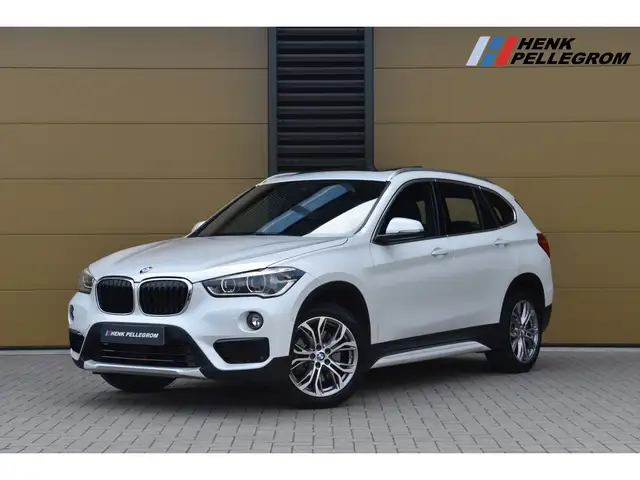 BMW X1 sDrive20i * Sportline * Panorama dak * Trekhaak *H