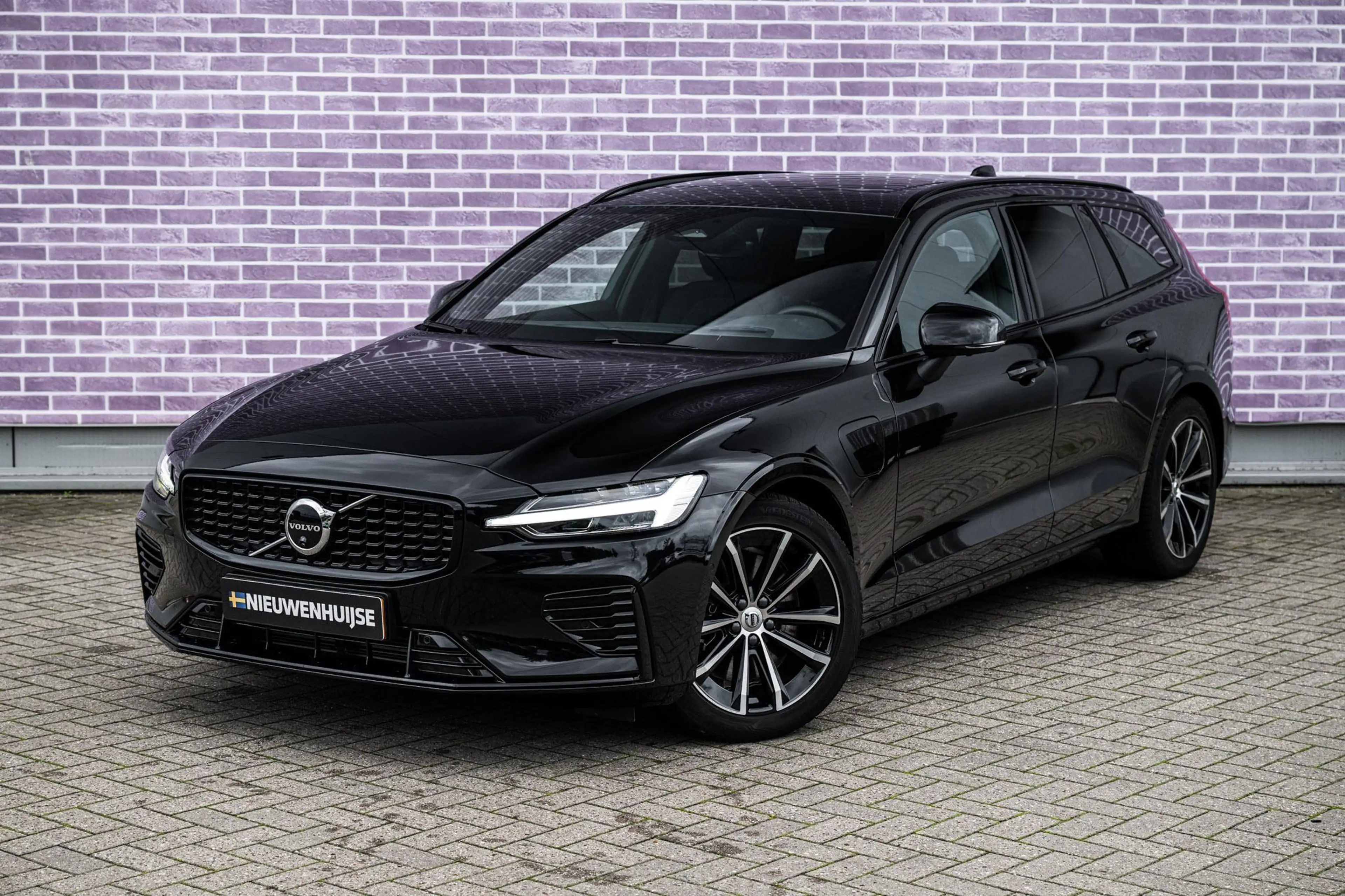 Volvo V60 2.0 T8 Plug-in Hybrid AWD Plus Dark | SOH:100% | P — photo 9