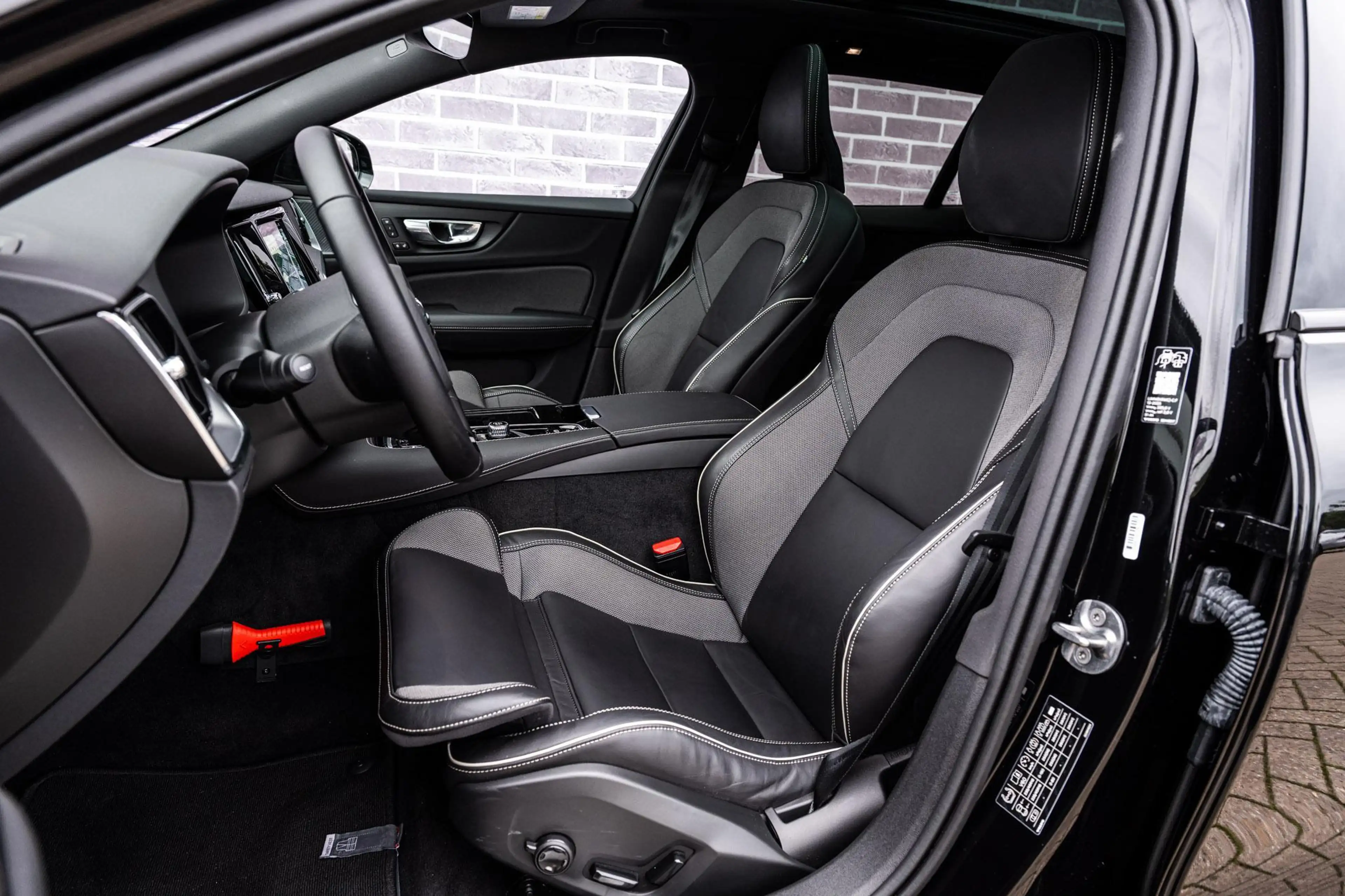Volvo V60 2.0 T8 Plug-in Hybrid AWD Plus Dark | SOH:100% | P — photo 5