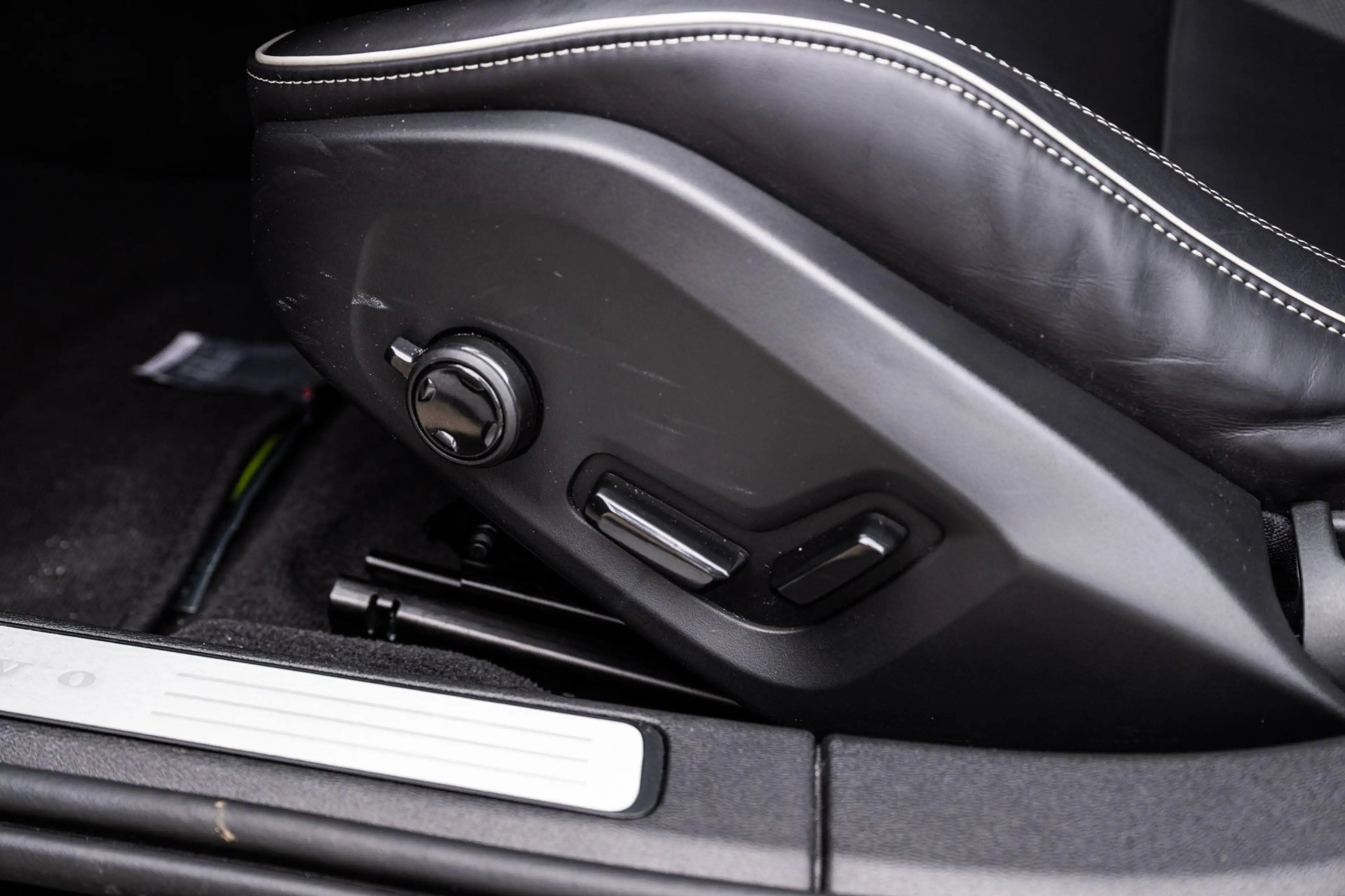 Volvo V60 2.0 T8 Plug-in Hybrid AWD Plus Dark | SOH:100% | P — photo 15