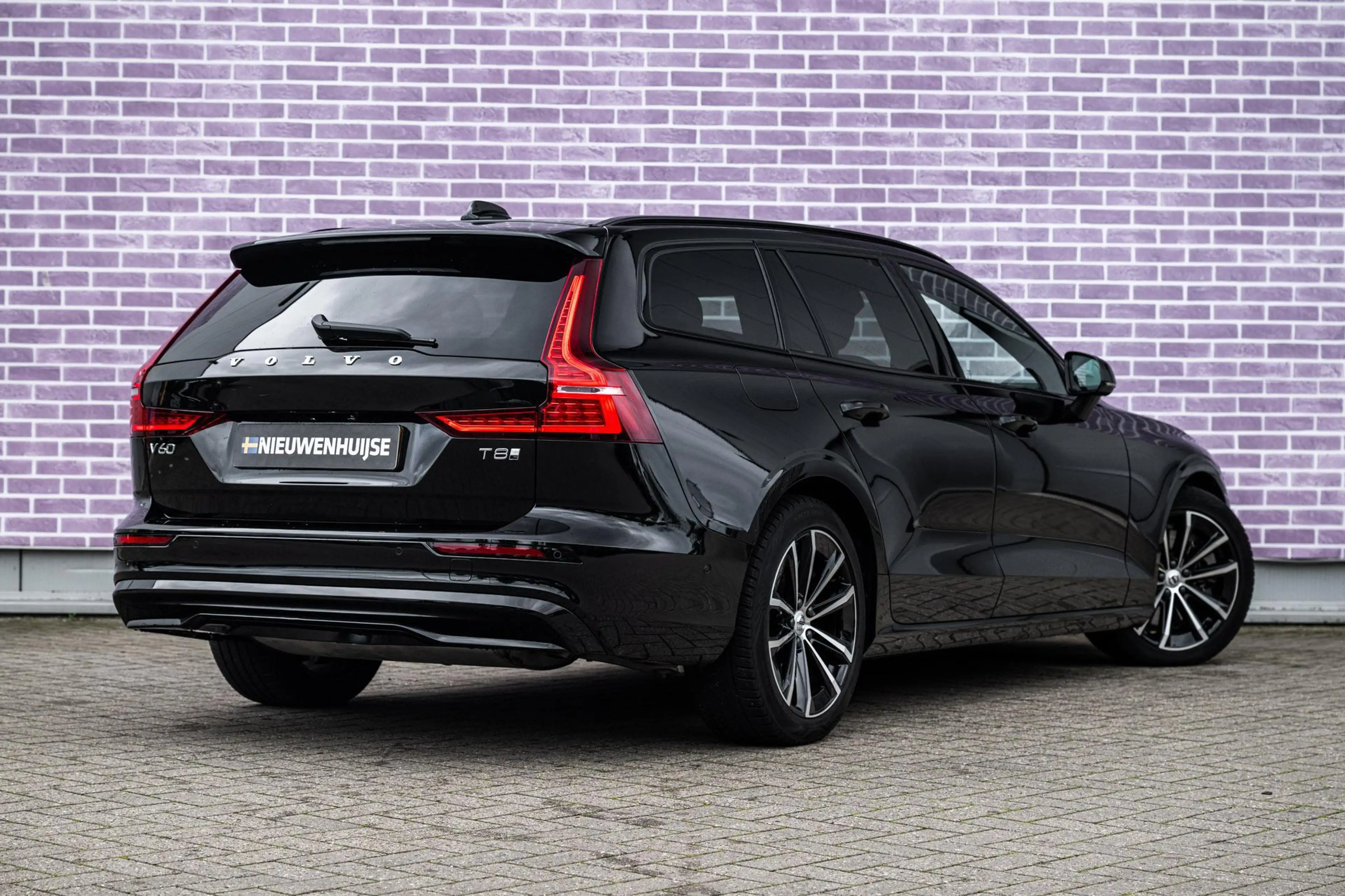 Volvo V60 2.0 T8 Plug-in Hybrid AWD Plus Dark | SOH:100% | P — photo 3